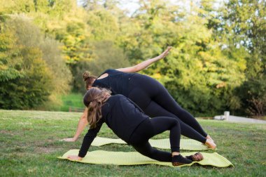 Çocuk yoga yaparken annesini taklit ediyor.
