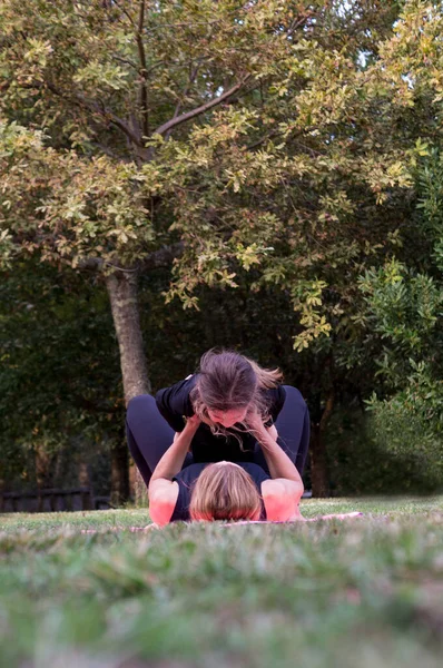 Anne yerde yatıyor, küçük oğlu da onun üzerinde yatıyor. Parkta aşklarının tadını çıkarıyorlar.
