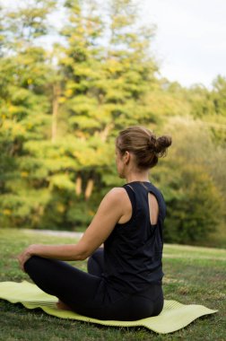 Pratik Yoga parkta güzel kadın