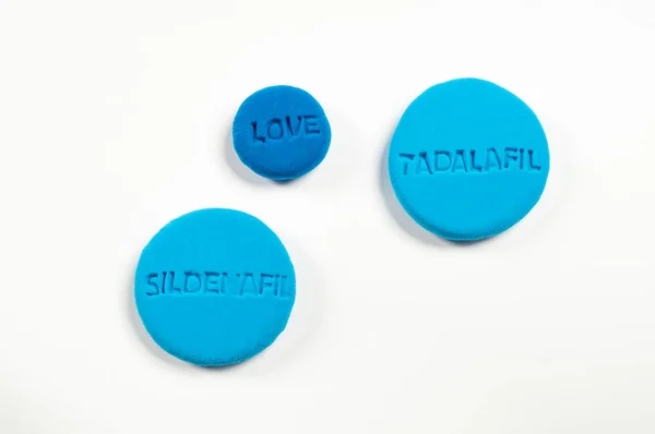 Ereksiyon bozukluğu için haplar ve beyaz arka planda 