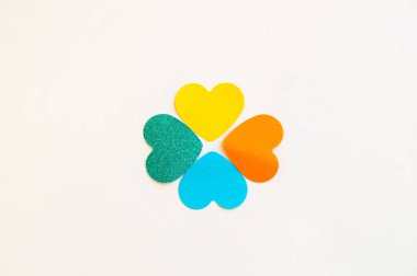 Beyaz arka planda renkli keçeli kalp.