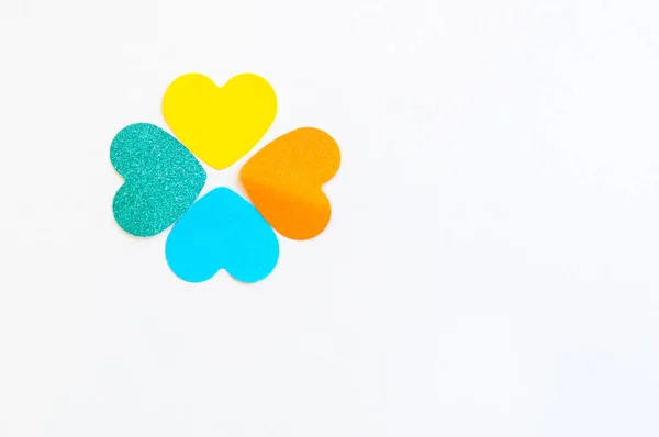 beyaz arkaplanda kağıt kalp