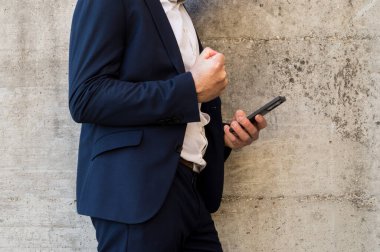 Sokakta akıllı telefon kullanan adam.