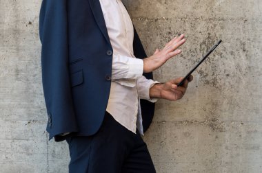 Bir Tablet ile genç işadamı