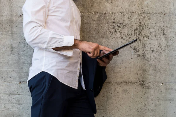 Cep telefonu kullanan iş adamı