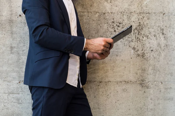 Cep telefonu kullanan iş adamı