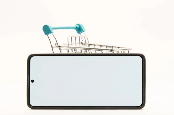 Boş alışveriş sepetine sahip mobil alışveriş kavramı beyaz arkaplanda izole edilmiş.