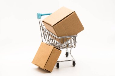 Beyaz arka plan üzerinde arabası ile karton kutular