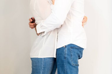 Birbirlerine sarılıp kucaklaşıyorlar.