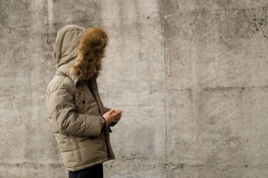 Düşünceli Çocuk Şehir Arkaplanına Karşı Giysiler ve Oyuncaklar Bağış Yapmayı veya Satmayı Düşünüyor.