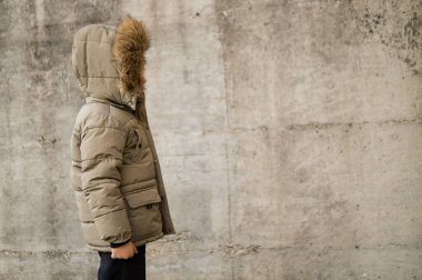 Düşünceli Çocuk Şehir Arkaplanına Karşı Giysiler ve Oyuncaklar Bağış Yapmayı veya Satmayı Düşünüyor.