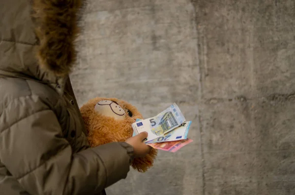 Eski Oyuncak Ayı 'nın Yeniden Çekilişi ve Avro Para Birimi' nden Çocuk Kazanma Kurumunun Yakın Çekimi.