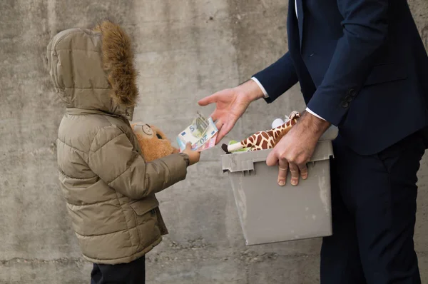 Oyuncak Bağışında Destekleyici Ebeveynler Çocuğu Cesaretlendirir veya İyi Niyetten Sorumlu Sorumlu Sorumluluk
