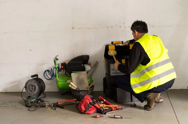 İşçi atölyesinde aletlerle