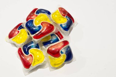 Parlak renklerde çamaşır deterjanları, kimyasal ev ürünlerini ve endokrin bozan kimyasallara maruz kalma potansiyelini temsil ediyor..