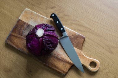 Şef Bıçağı ve Kırmızı Lahana Kırsal Kesme Kurulunda