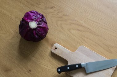 mor lahana ve ahşap kesme tahtasındaki kırmızı soğan.