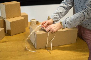 Yurtiçi ya da uluslararası taşımacılık için hazır bir karton kutunun ayrıntılı çekimi..