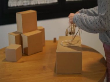 Kadın Elleri Sürdürülebilir Kağıt Kurdeleyi Karton Kutuya Bağlıyor