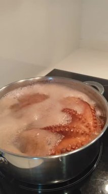 Ahtapot dokunaçlarının makro görüntüsü ve kaynar suda emiciler pişirme işlemi sırasında doku ve renk değişikliğini gösteriyor..