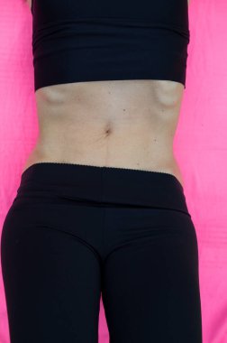 Pelvik zemin ve çekirdek kaslarını güçlendirmek için karın boşluğu yapan bir kadının üst görüntüsü..