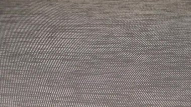 Bir insanın eli önce küçük bir karton evi, sonra da büyük bir evi onun yanına yerleştirir. Gayrimenkul büyümesi, emlak karşılaştırması, aile konutları ve ev inşaatı planlaması kavramları için ideal.