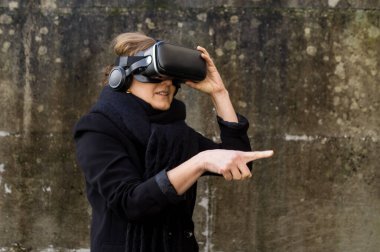 Sanal Arayüzü VR Gözlükleriyle Gösteren Kadın