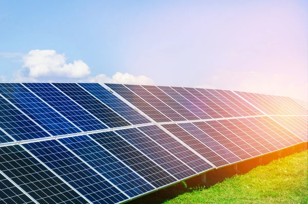 Paneles solares contra — Foto de Stock