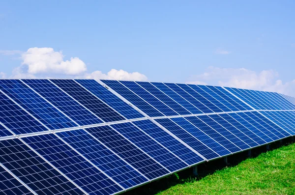 Панелі сонячних батарей проти — стокове фото