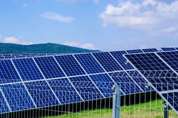 Paneles solares contra — Foto de Stock