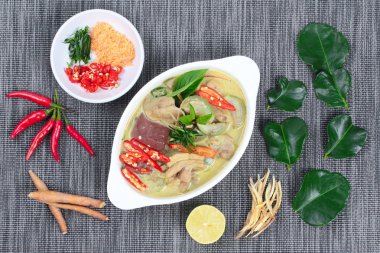 Hindistan cevizi sütü yeşil tavuk köri kırmızı biber, Güney Afrika'da bir kabile kireç yaprakları ve yeşil limon dilimli dilimlenmiş kıyılmış kurutulmuş karides garnitür ile servis.