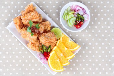 Kızarmış tofu nuggets kıyılmış karides ve gri arka plan üzerinde domuz.