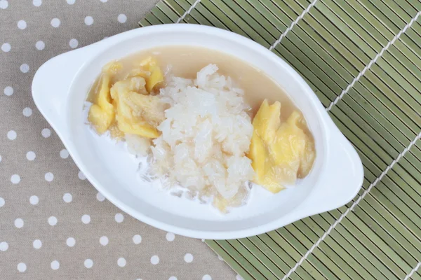 Durian Hindistan cevizi kreması tay yapışkan pirinç ile hindistan cevizi sütü tepesinde. Üstte görüntü.