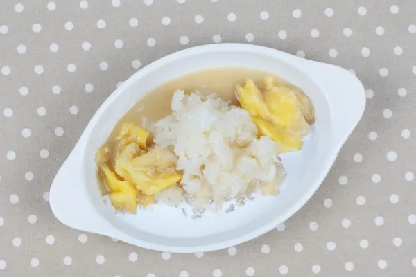 Durian en crema de coco con arroz tailandés pegajoso rematado leche de coco. Vista superior . — Foto de Stock