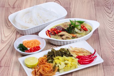 Pirinç şehriye ve ahşap garnitür ile hindistan cevizi sütünde yeşil tavuk köri.