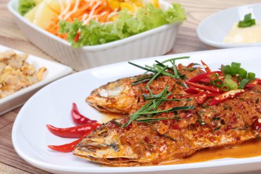 Uskumru balık garnitür ile baharatlı köri tepesinde kızarmış. Seçici odaklama.