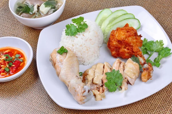 Gestreamde vette rijst en gestreamde kip als "Hainanese kiprijst" en gefrituurde kip geserveerd met pittige sojabonen saus en champignonsoep op bruin. — Stockfoto