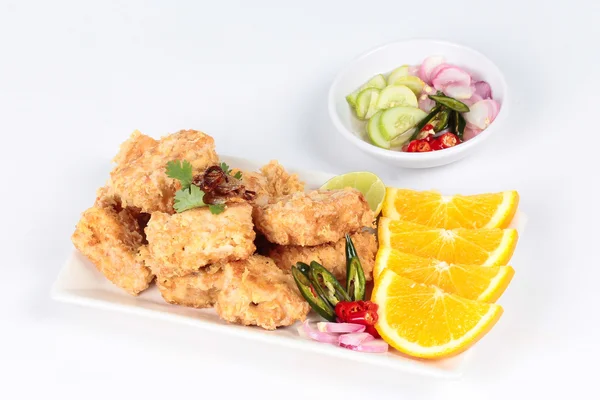 Nuggets de tofu frito con camarones picados y cerdo sobre fondo blanco . — Foto de Stock