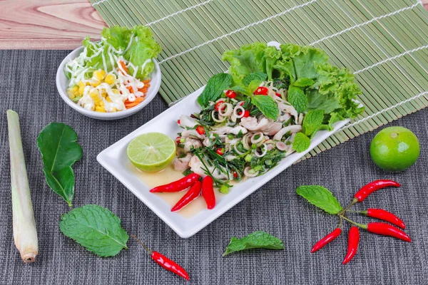 Salada de ervas picante e azeda misturada com carne de porco e frango servido com mini salada. Vista lateral — Fotografia de Stock