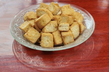 Ahşap cam çanak küp yumuşak tofu derin kızartılmış. Seçici odaklama