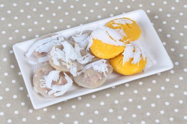 Akarsu tatlı şeker palmiye tatlı ve akarsu tatlı muz tatlı gri hindistan cevizi rulo tepesinde. Yan görünüm