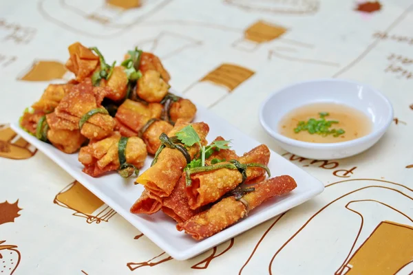 Barra de oro y bolsa de oro, envoltura de chuleta china frita carne de cerdo picada por chalota, servido con salsa dulce y guarnición en marrón. Enfoque selectivo — Foto de Stock