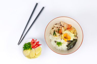Pirinç yumuşak kaynatın yumurta ve kızarmış domuz eti japon tarzında 
