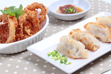Un ve soğan halkası gri üzerine tatlı sos ile dolma. Seçici odaklama.