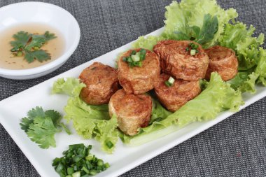 Tatlı daldırma sosu ile karides kabuklu deniz ürünleri ana 