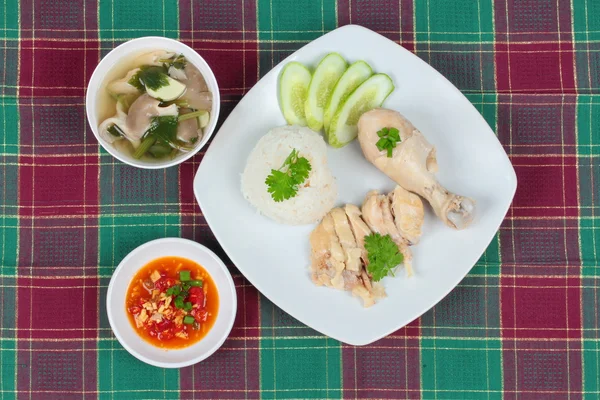 Nasi berminyak streaming dan ayam streaming sebagai "nasi ayam Hainan" dan ayam goreng dengan cabai dalam saus tahu dan sup jamur . — Stok Foto