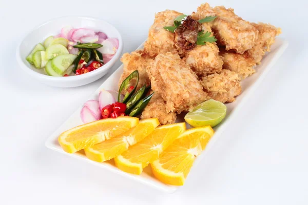 Nuggets de tofu frito con camarones picados y cerdo sobre fondo blanco. Enfoque selectivo . — Foto de Stock