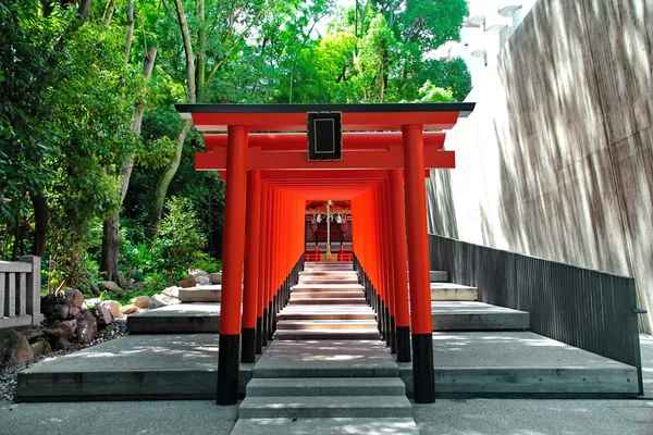 Porta vermelha desvanece-se como "Torii" no santuário de Ikuta (Deus do lugar do amor), Kobe, Japão. Foco selecionado . — Fotografia de Stock