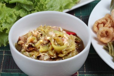 Yakın yeşil biber daldırma bir kase kadar 