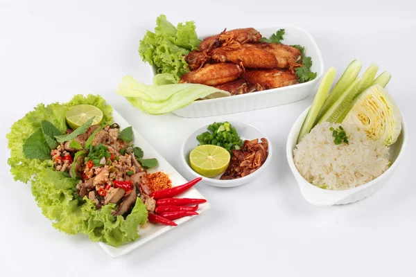 Nasi lengket disajikan dengan ayam goreng dan salad herbal asam pedas dengan ayam dan hati dengan latar belakang putih. Tampilan samping . — Stok Foto